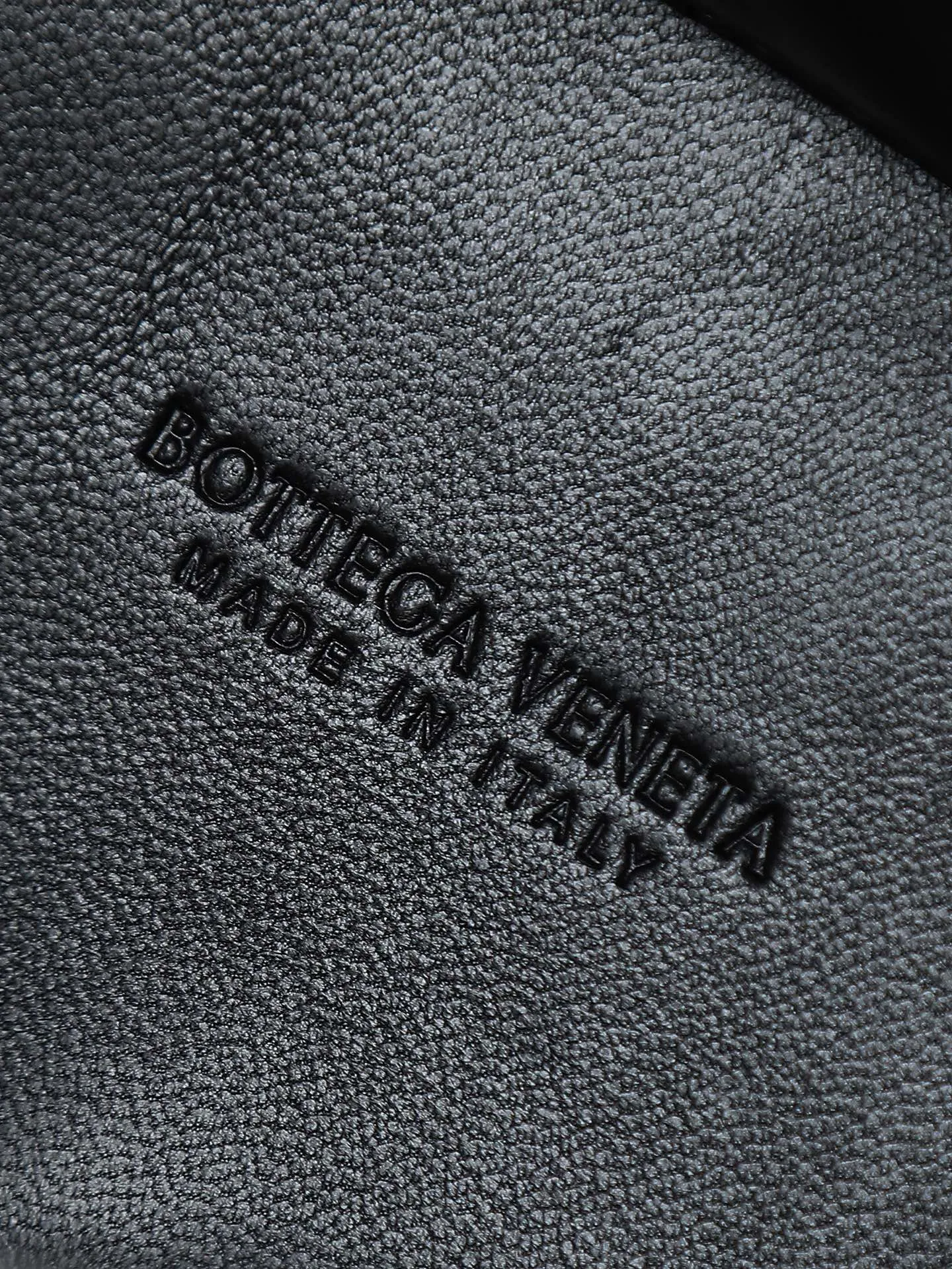 1300. Andiamo is shipping‼ ️Really popular🔥The new Andiamo woven handbag launched by Bottega Veneta this season is really popular all over the world! ! Celebrities at home and abroad have worn it, and Oscar-winning actress Michelle Yeoh has taken it out on the street. Song Jia, Trai Yala, Yu Feihong, Sanji Ayaka, Rosie Hunting-Whiteley, Yoshioka Riho, etc. have all worn this bag. It is classic and versatile and shows off your temperament, and the bag capacity is also large, which is very convenient for daily commuting! ! A variety of carrying methods, the shoulder straps can be adjusted by yourself, the original lambskin feels soft and delicate, and the unisex style breaks the gender boundaries and brings a more practical and long-lasting use experience. Andiamo, which has both elegant and casual styles, perfectly interprets the true appearance of "fashionable old money style". Style number: 766014 Size: 25*22*10.5cm